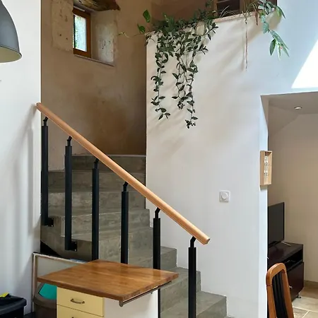 En Dame With Pool * Crastes