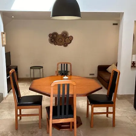 En Dame With Pool Appartement *