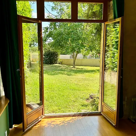 En Dame With Pool Crastes