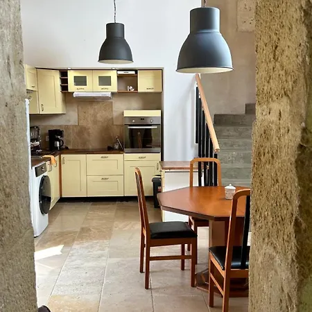 En Dame With Pool * Crastes