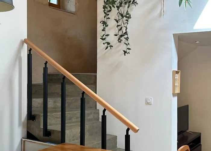 En Dame With Pool * Crastes