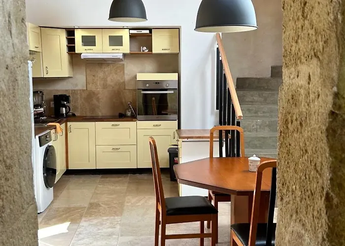 En Dame With Pool * Crastes