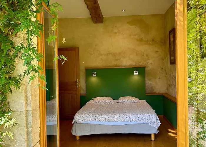 En Dame With Pool * Crastes